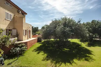 Image de Appartement \"Cindy\" avec vue sur les montagnes, Wi-Fi, A\/C, Balcon, Terrasse et Jardin