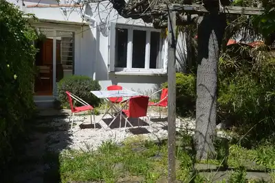 Image de Maison 2 étoiles proche plage & marché, avec jardin et terrasse, idéale pour familles.