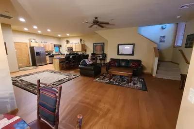 Image de Cozy Luxury Townhome with 2 bunk beds. Family, Pet and Fun Friendly