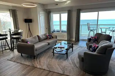 Image de Premier 2 br/3ba Lakefront condo Sleeps 4 Also has Lakeview from Master Bedroom