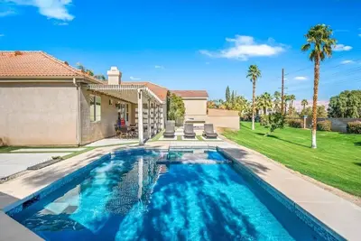 Image de Eden Roc Walk to Coachella, Pool, Fire pit, Bbq, Putting Green, Parking, Sleeps11 -