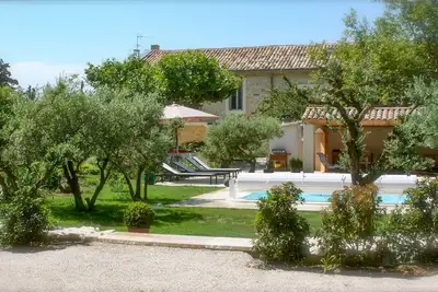 Image de Au cœur du Lubéron en campagne dans un Mas du XVIIIème, piscine, pool house, très beau jardin paysagé clos