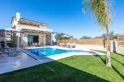 Vera Natura Villa Ii, with Pool, Bbq & Playground, Close to Beach & Shops