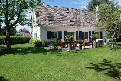 Image de Grande maison familiale avec jardin et piscine chauffée  - 30 min de Paris