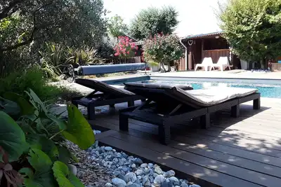 Image de Maison avec piscine entre lacs et océan.