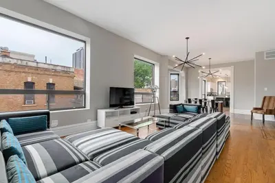 Image de Large 4br/3ba • Safe Old Town Location • Walk Everywhere