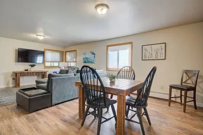 Image de 3 bedroom apt, 2nd floor, blocks from downtown
