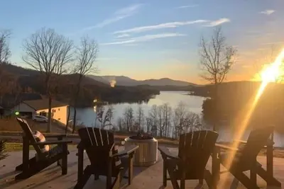 Image de Lake living at its best!