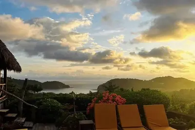 Image de A serene ocean view getaway minutes from the heart of town