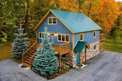 Image de 5 Br Duplex with Hot Tub & Firepit 1 minute from Killington Resort!