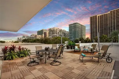 Image de 2 +1 Bed 2 Bath Ph Terrace unit - 1 Block from Beach W/Parking