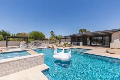 Image de Sport & Splash - Pickle ball - Sports Court -Pool & Spa