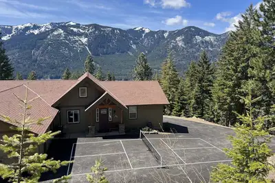 Image de Cozy • Views • Hot Tub • Pickleball • 6 acres