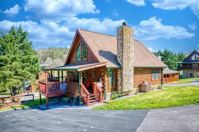Image de 3 Br 2 Ba Quaint Log Cabin with wrap around deck and Hot Tub close to Dollywood
