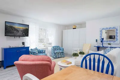 Image de Walk To Beaches, Main Street, and Harbor. 1br Cottage. Quiet Area. Captain Gosnold Village 12a