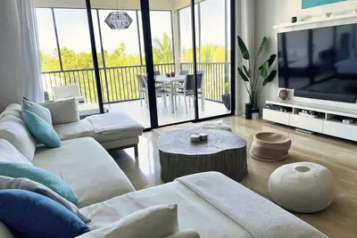 Image de Luxury Modern 2 Bedroom Penthouse Condo in Grace Bay close to beach w/pool