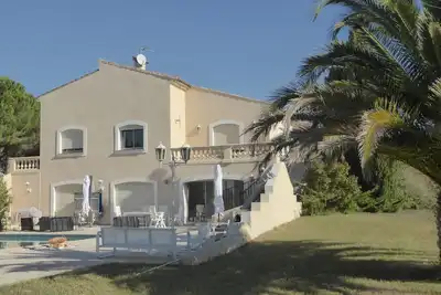 Image de Superb, spacious villa surrounded by vineyards, close to beach.