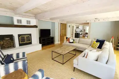 Spacious 4bd--A/C, Screen Porch & Deck, Quiet Setting, Walk to Duck Pond