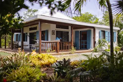 Image de St. John Caribbean Cottage! Beautiful Property Close to Town; Quiet and Lush
