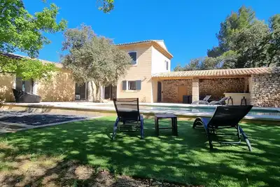 Image de agréable maison de vacances avec piscine chauffée