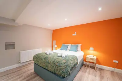 Image de Spacious Apartment - Town Centre - Parking - 2 Bedrooms