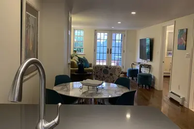 Image de Private apartment with your own back yard and private driveway