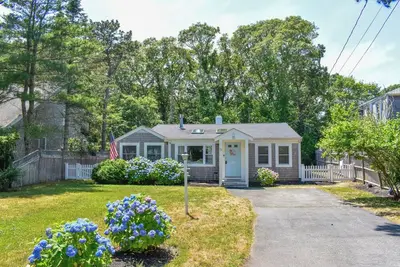 Image de Meticulous 3 bedroom, 1 bath home with beachy décor!