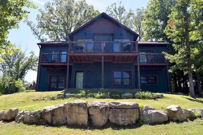 Image de Lovely cabin sleeps 12 - walk to Taneycomo or less than a mile from Table Rock.