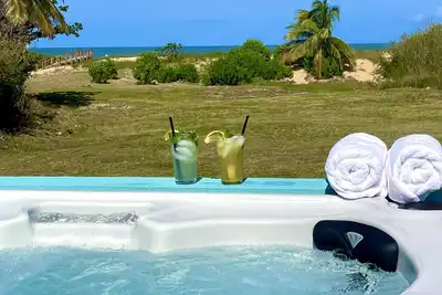Image de Atlantic Beach House w/Ocean View Hottub on Quiet Beach, king beds, fast WiFi