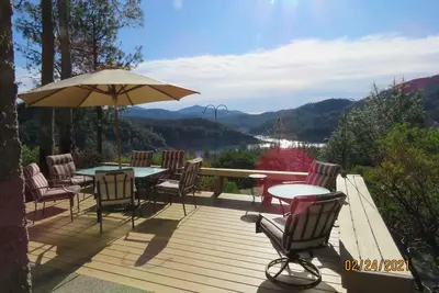 Image de Stunning lake views yet 2 minutes to the water.