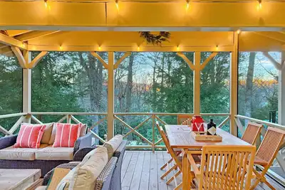 Image de Walk-to-Town Cozy 3br Cottage | Huge Porch | Fire Pit | Arcade | 2 Fireplaces