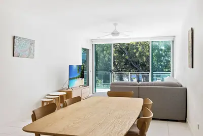 Image de Large Modern Unit with Lift & Pool