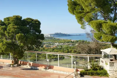 Relax, Natura, Mare in Appartamento Comfort con Veranda Privata e Vista Mare