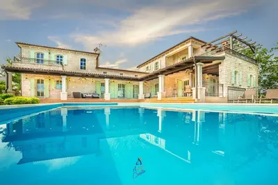 Image de Villa de luxe 4 chambres avec piscine, sauna attenant et vue imprenable sur la mer et la forêt