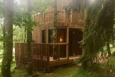 Adorable cabane tout confort, dans un espace boisé, à 3 min de Saint-Junien.