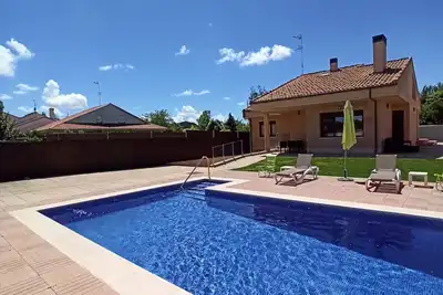 Image de Vivienda Unifamiliar, con Piscina y Amplio Jardín. A 10 Minutos de Salamanca