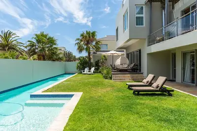 Image de Two bedroom apartment with Table Mountain and sea view