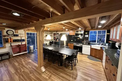 Image de The Douglas Boathouse! Amazing location/ Sleeps 20 in comfort/ all ages friendly