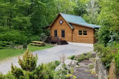Image de A Dream by the Stream-Log Cabin on 10 private acres, pond, stream, dog friendly!