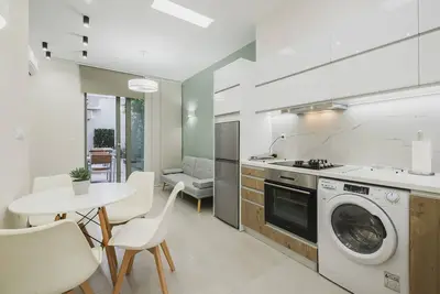 Image de Central Apts. for Large group with Parking & Yard