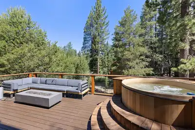 Image de River Rock House in Tahoma! Dog friendly