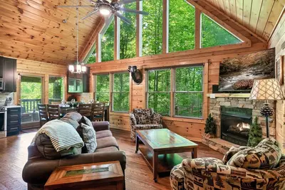 Modern 5 Star Cabin - Views! - Hot Tub - Pool Table - Ideal location