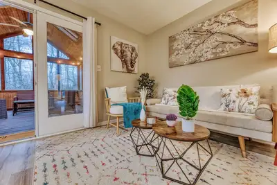 Image de Downstairs Br! Pet Friendly house w/4br, fenced yard & Sun Room