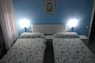 Image de Sunny and Newly Renovated Apartment. Large Balcony