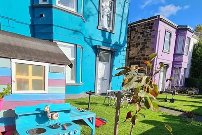 Image de Beautiful Large 1 kingsized bed fully furnished apartment.