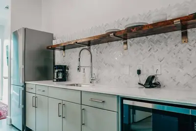 Image de Comforts of Home on South Congress, 2 Full Xl Beds w\/ Pool, Gym, Sparkling Cafe!