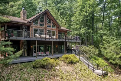 Image de Pet friendly! Newly renovated w/ dock Slip, Fire Pit, Hot Tub + Kayaks!