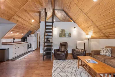 Image de Wooded acreage with creek- 10 minutes to town