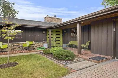 Image de A Mid-Century Modern Lovers Dream. Don't miss out on the Long House! ! !