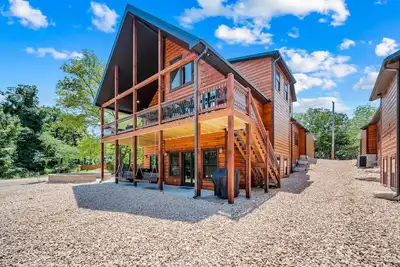 Image de Lakefront, Hot Tub, Boat Slip & Golf Cart Included